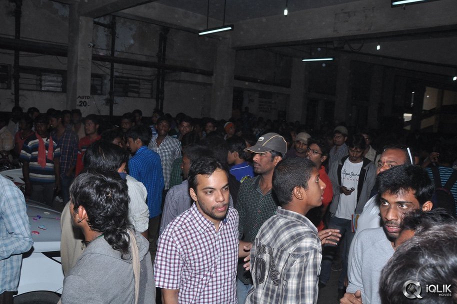 Mukunda-Movie-Hungama-at-Sandhya-Theatre